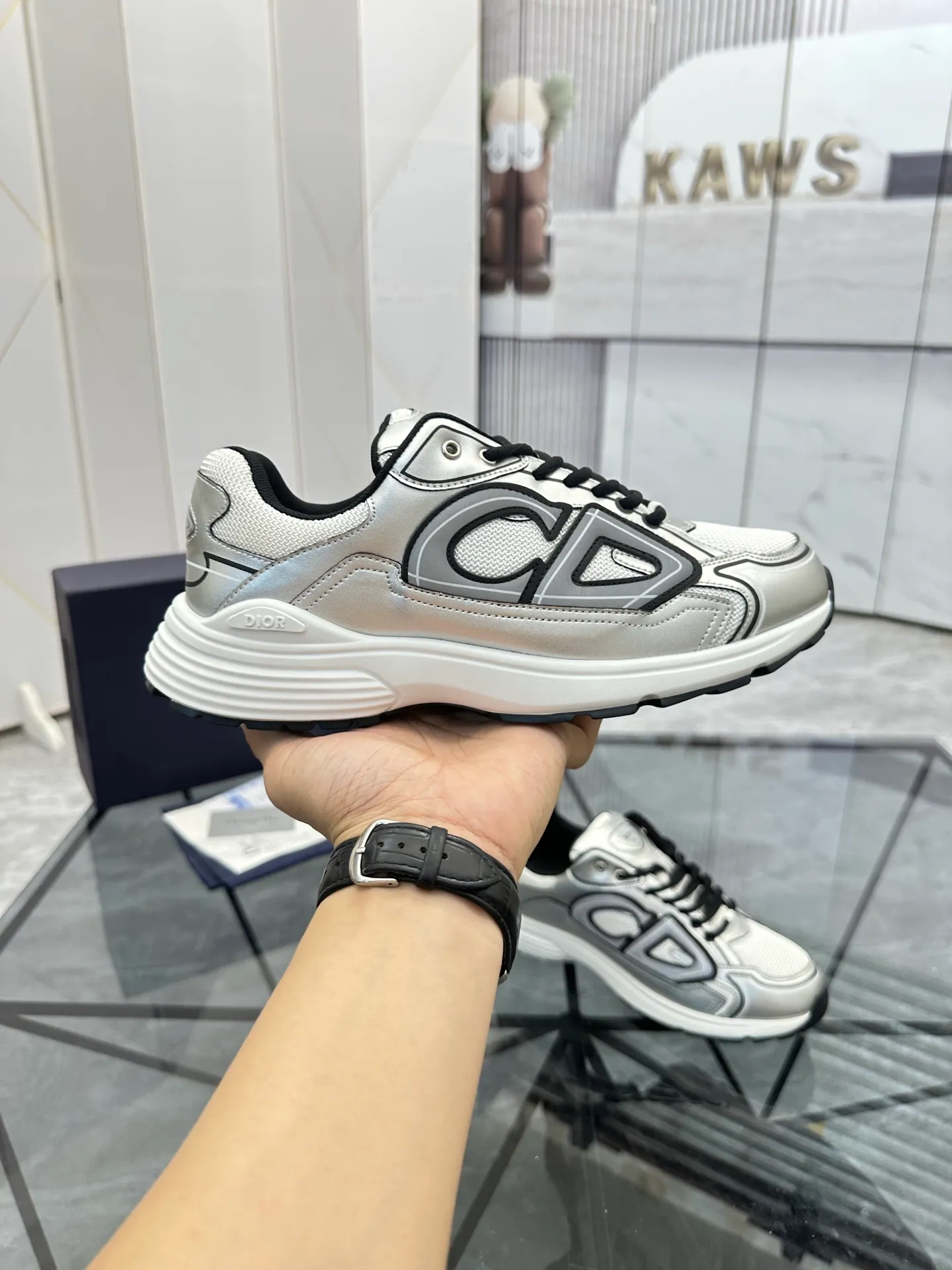 Men's shoes: 💰P400¥ Available in Guangzhou Product trademark: Dior* "Dior*" low-top casual shoes Regular size: 35-46 (can be customized to 47) Couple style Product materials: Upper imported cowhide stitched with original fabric, breathable lining, ultra-light foam original outsole. No.: 007